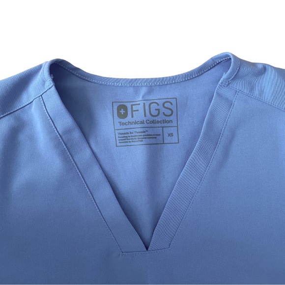 COPY - FIGS Casma™ Three-Pocket Scrub Top XS - Picture 2 of 5